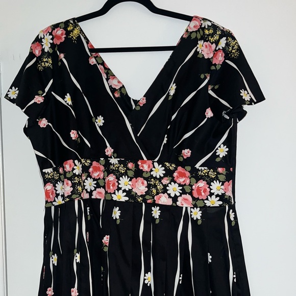 Retrospec’d Cindy Dress in Pocket Full of Posies - Size 20 (AU) - Picture 5 of 7